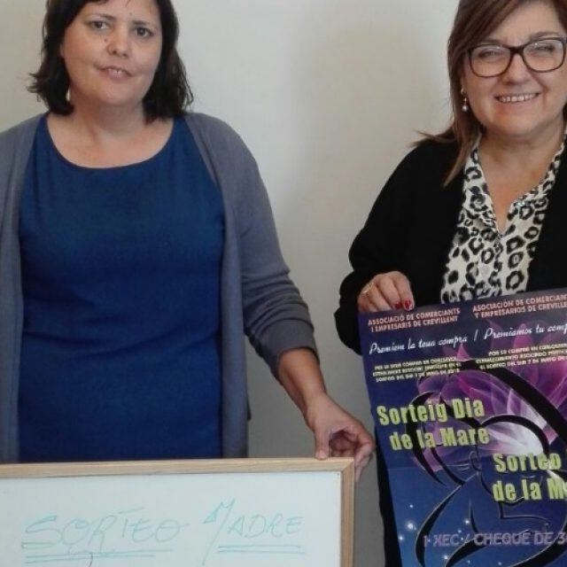 La Concejalía de Comercio y la Asociación de Comerciantes realizan el sorteo de la campaña del Día de la Madre