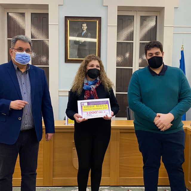 Entrega de cheques de la campaña de Navidad 2021