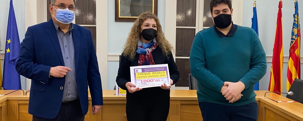 Entrega de cheques de la campaña de Navidad 2021